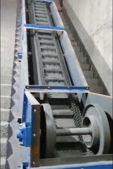 大傾角皮帶輸送機現(xiàn)場視頻